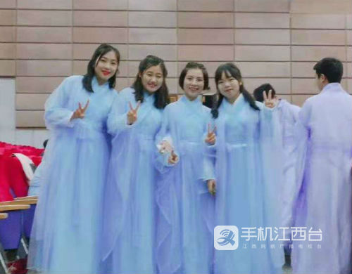 学霸寝室一起参加合唱