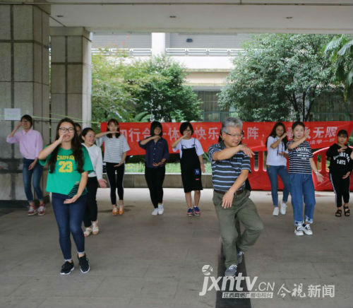 汪立夏带领学生打太极